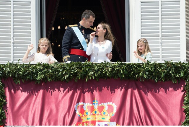 NYTT LIV: Her er kronprinsesse Leonor, kong Felipe, kronprinsesse Letizia og prinsesse Sofia på den første dagen som kongefamilie. Foto: All Over NYTT LIV: Her er kronprinsesse Leonor, kong Felipe, kronprinsesse Letizia og prinsesse Sofia på den første dagen som kongefamilie. Foto: All Over